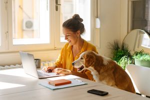 Une femme utilise son Wi-Fi sécurisé
